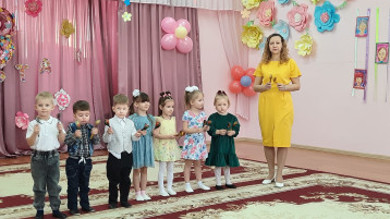 С днем 8 Марта поздравляют дети! С днем 8 Марта поздравляют дети!.